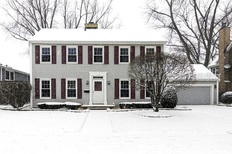 暴风雪中的Saltbox Colonial House